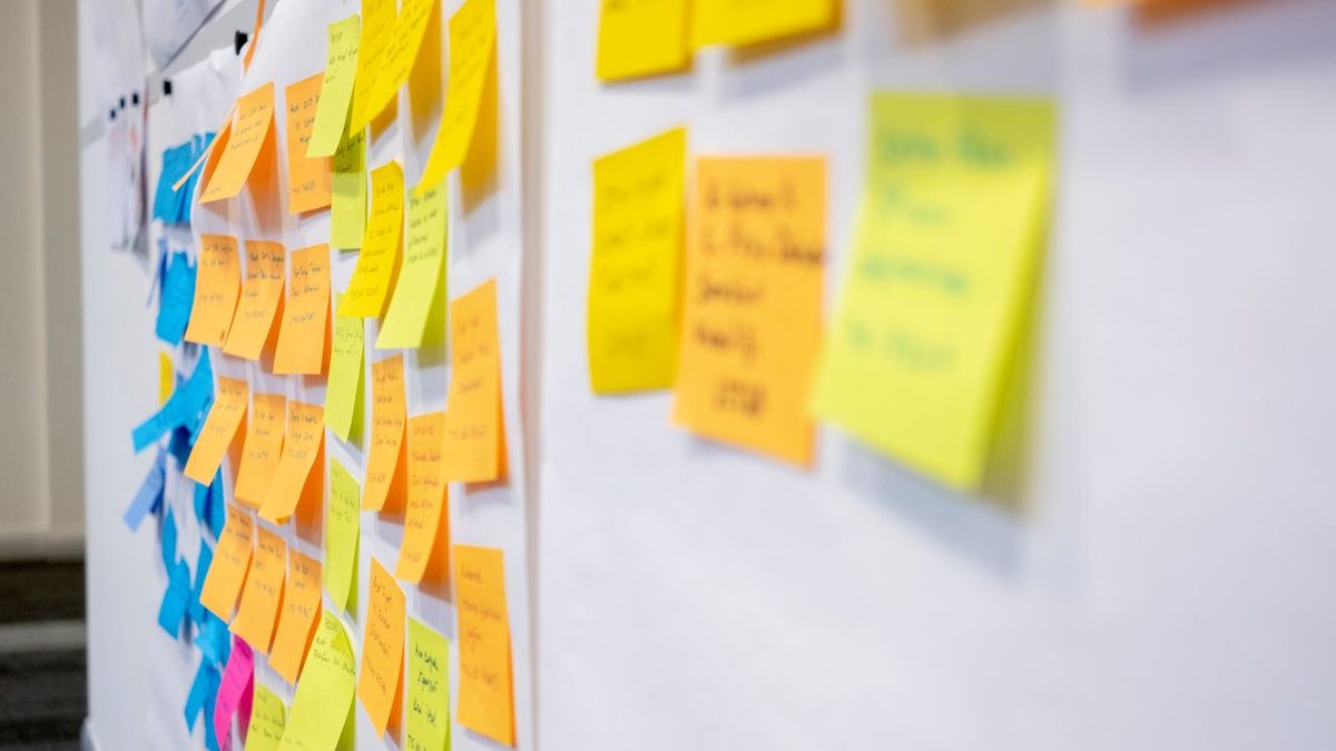 «Non si toccano i computer degli altri», «Non rovistate nei cassetti»: tappezza l’ufficio di post-it per richiamare i c…