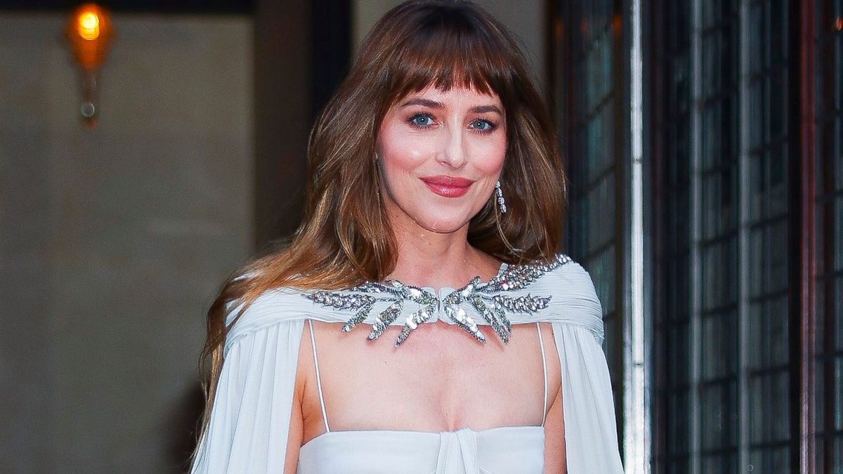 Dakota Johnson e Machine Gun Kelly, la nuova coppia che nessuno si aspettava: dal matrimonio di Taylor Swift agli incon…