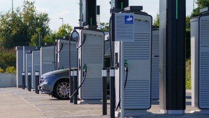 Spritpreise steigen: ADAC und Handwerk fordern niedrigere Stromsteuer
