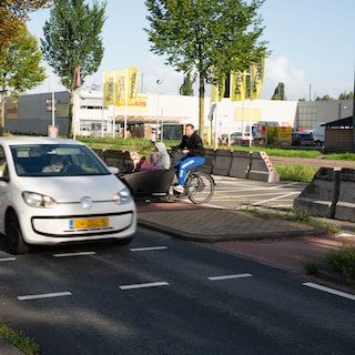 Omwonenden willen veiliger Klaprozenweg na twee dodelijke ongelukken: ‘Vrachtwagens toeteren zodat ze geen vaart hoeven…
