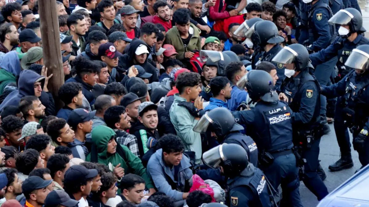 Carreras, disparos al aire y escenas de tensión: así ha sido el traslado de 3.000 inmigrantes al puerto