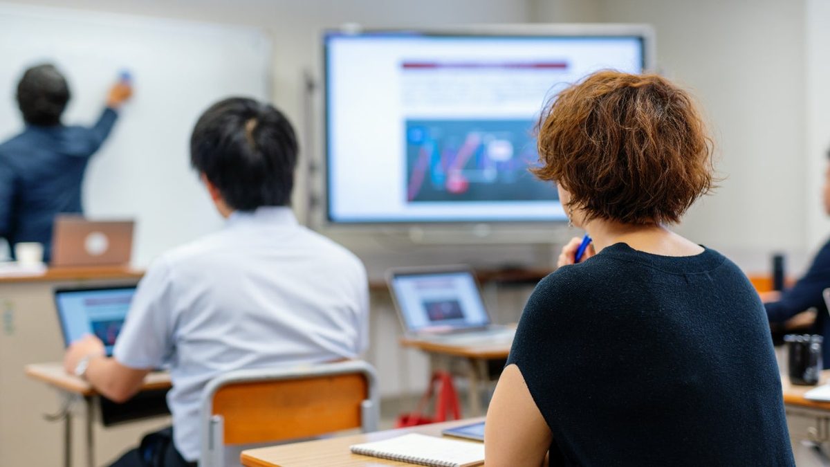 What are the requirements for private student loans?
