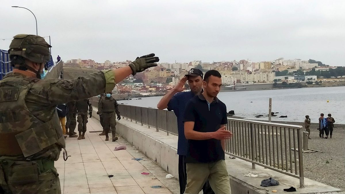 Migrantes borrachos a las 4:00, un "alto" y la brutal caída: así fue la agresión a uno de los dos militares de Ceuta ev…