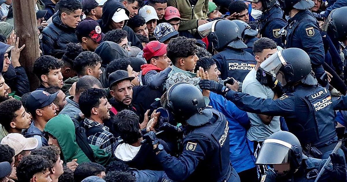 Tensión y caos en el traslado de los inmigrantes: «No entran todos en el campamento»