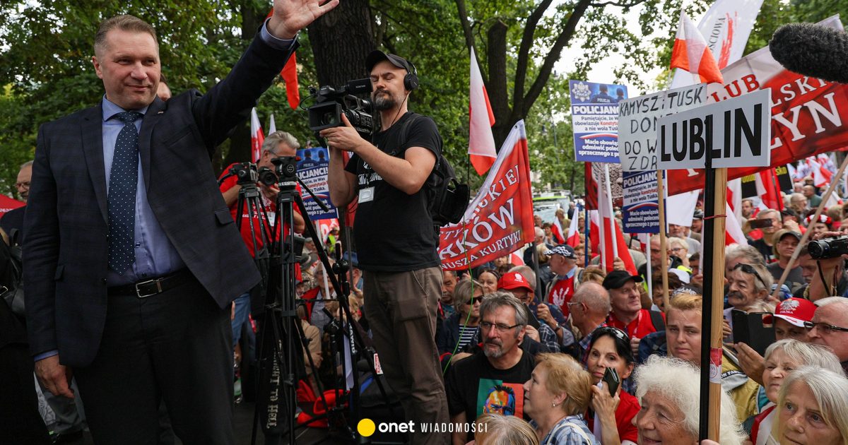 Manifestacja PiS przed Trybunałem Konstytucyjnym. "Zrobimy wam jesień średniowiecza" [ZDJĘCIA]