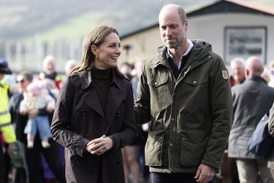 “Wil je een beetje opschieten?”: prins William spoort Kate lachend aan tijdens bezoek aan Schots eiland