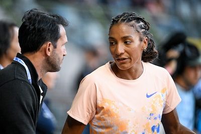 Een knuffel met haar trainer volgde: tevreden Nafi Thiam springt na kogelstoten naar de leiding in het klassement