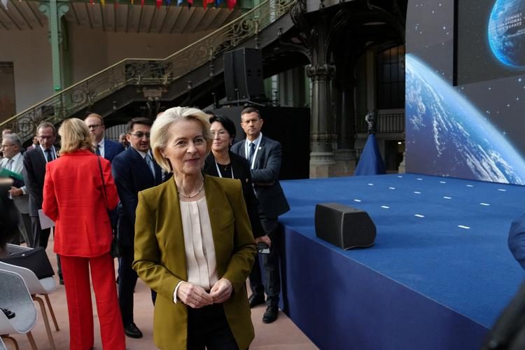Von der Leyen vil fremlægge plan mod algoritmer