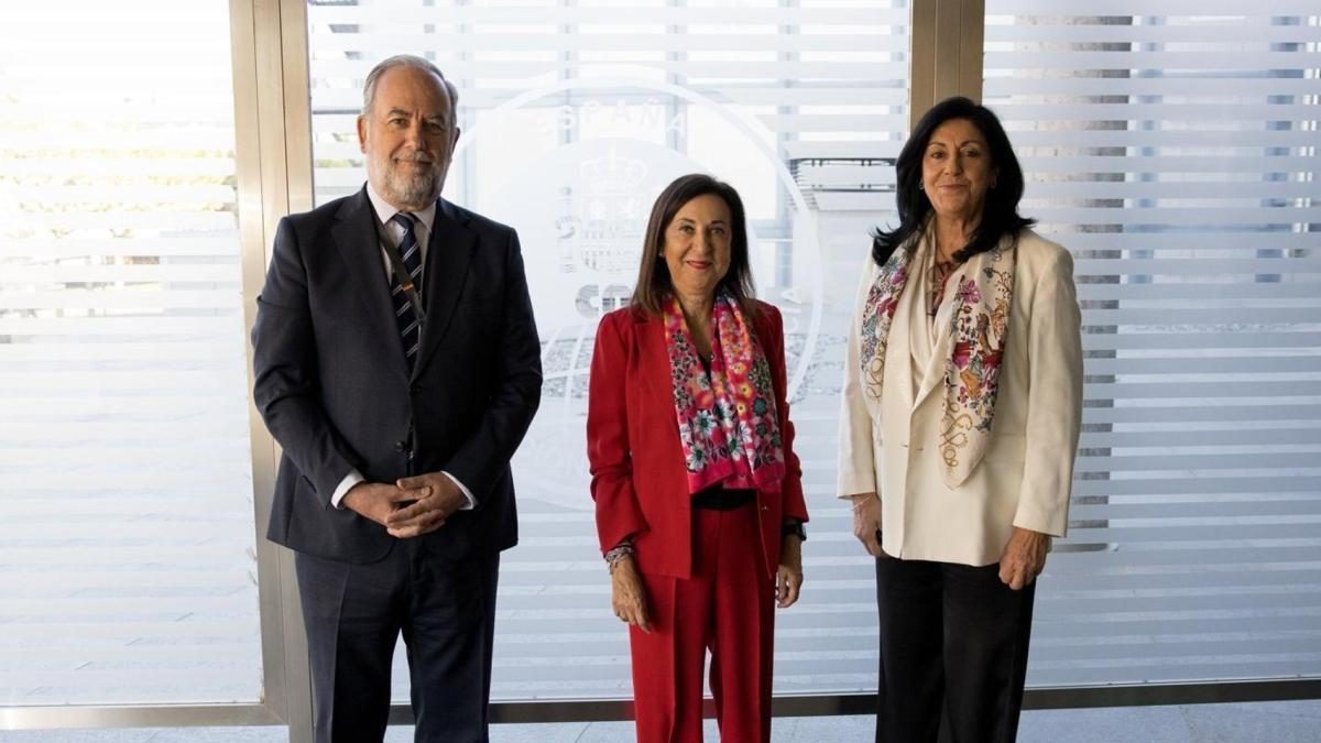 Robles condecora a agentes del CNI en plena polémica por los avisos de Ceuta