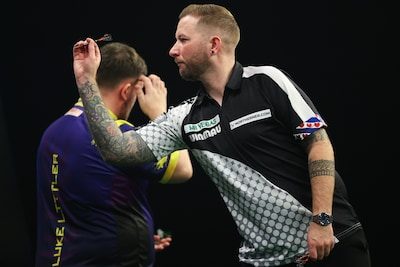 LIVE World Series of Darts Finals | Luke Littler krijgt het aan de stok met Nederlandse fans, maar wint wel van Danny N…