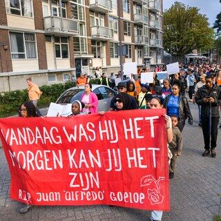Na de dood van Alfredo Goeloe groeit het wantrouwen tegen de politie in Charlois: ‘Ik denk dan toch dat zijn kleur mees…