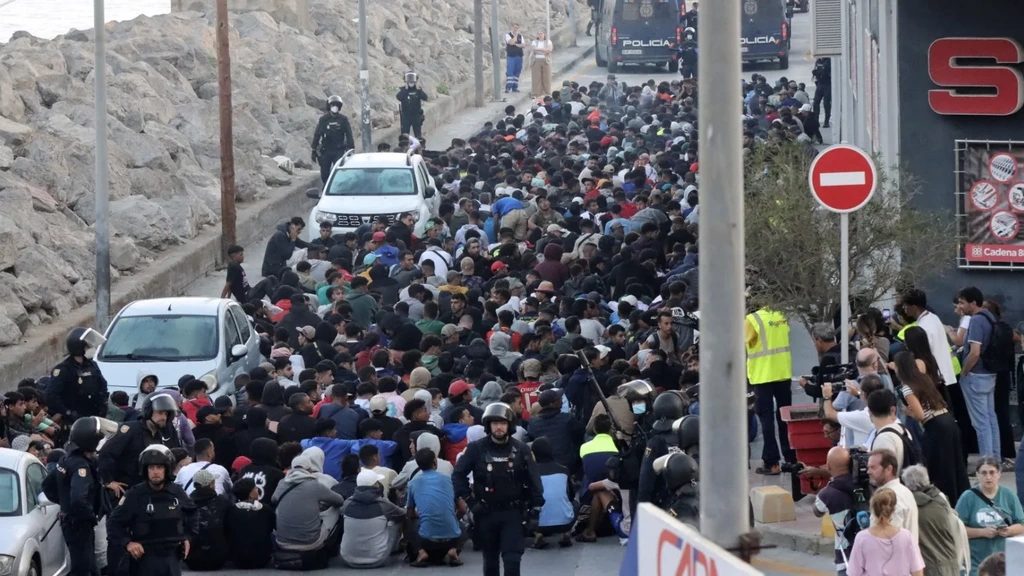 Chaotische taferelen bij politieactie in Ceuta, honderden migranten van strand gehaald