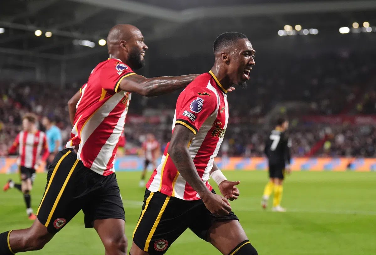 Tandeloos Chelsea verliest voor het eerst in 88 jaar van West-Londense buurman