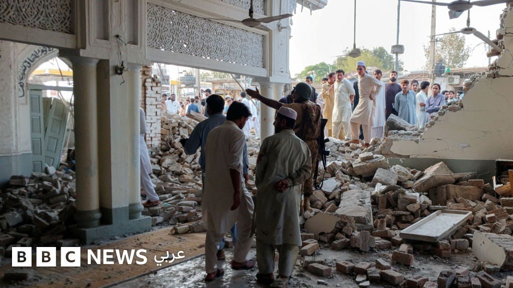 مقتل 16 شخصاً في هجوم استهدف مسجداً شمال غربي باكستان