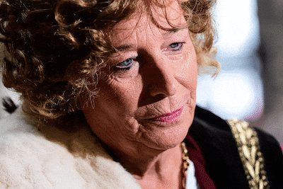 “Dat de studenten hier de baas zouden zijn? Waar haalt u dat?”: achter de schermen bij Petra De Sutter net voor haar op…