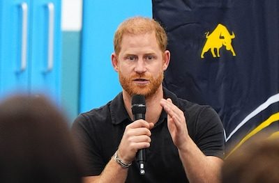 Prins Harry blikt terug op ‘bewogen’ weken sinds terugkeer naar VK: “Maar we zijn gelukkig”