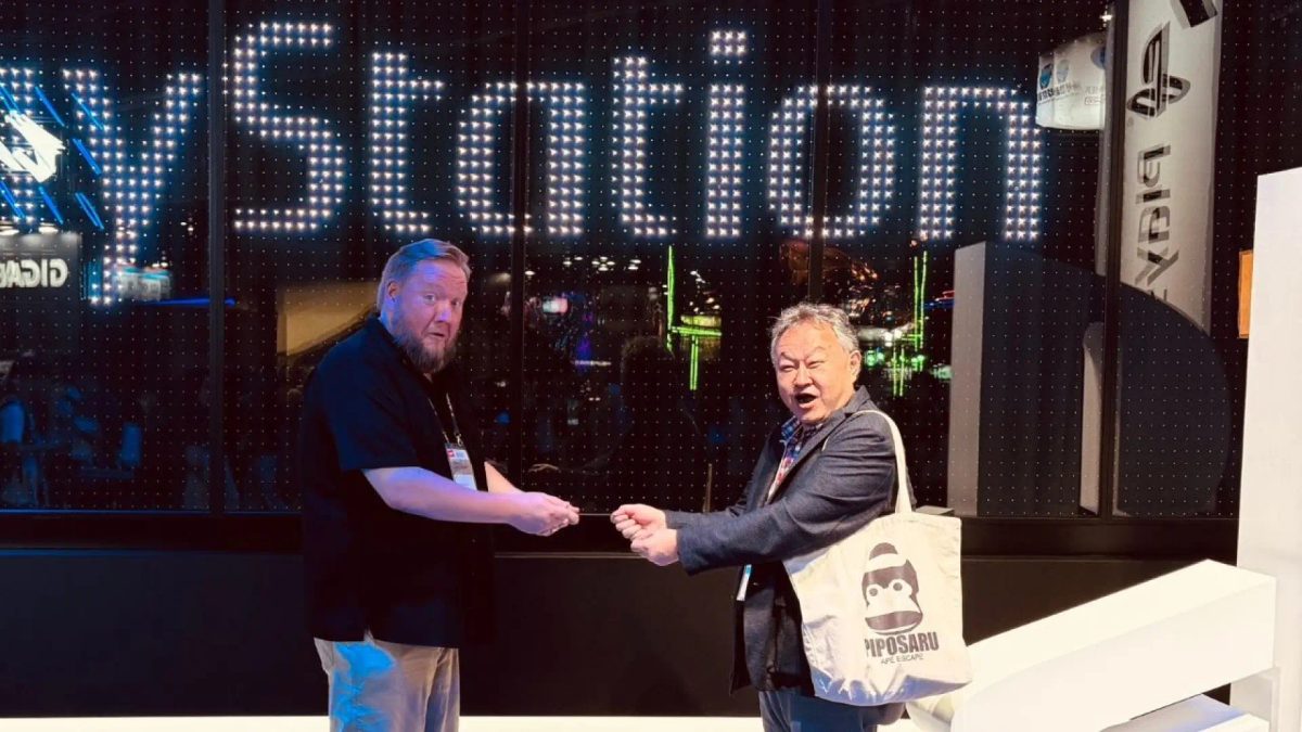 Shuhei Yoshida y Adam Boyes recrean el icónico gesto de prestar juegos de PS4 en el Tokyo Game Show y demuestran que cu…
