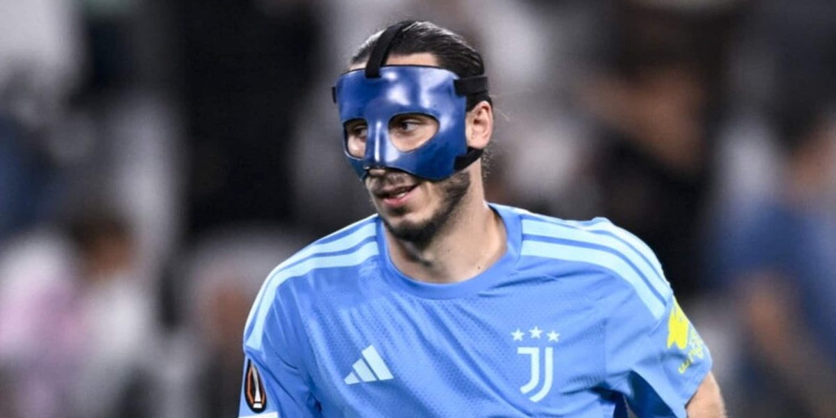 Grabara "supereroe" della Juve: ecco perché indossa la maschera blu... come Batman