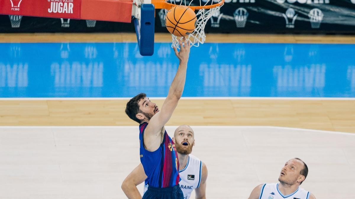 Brizuela mantuvo a flote a un Barça con dos caras