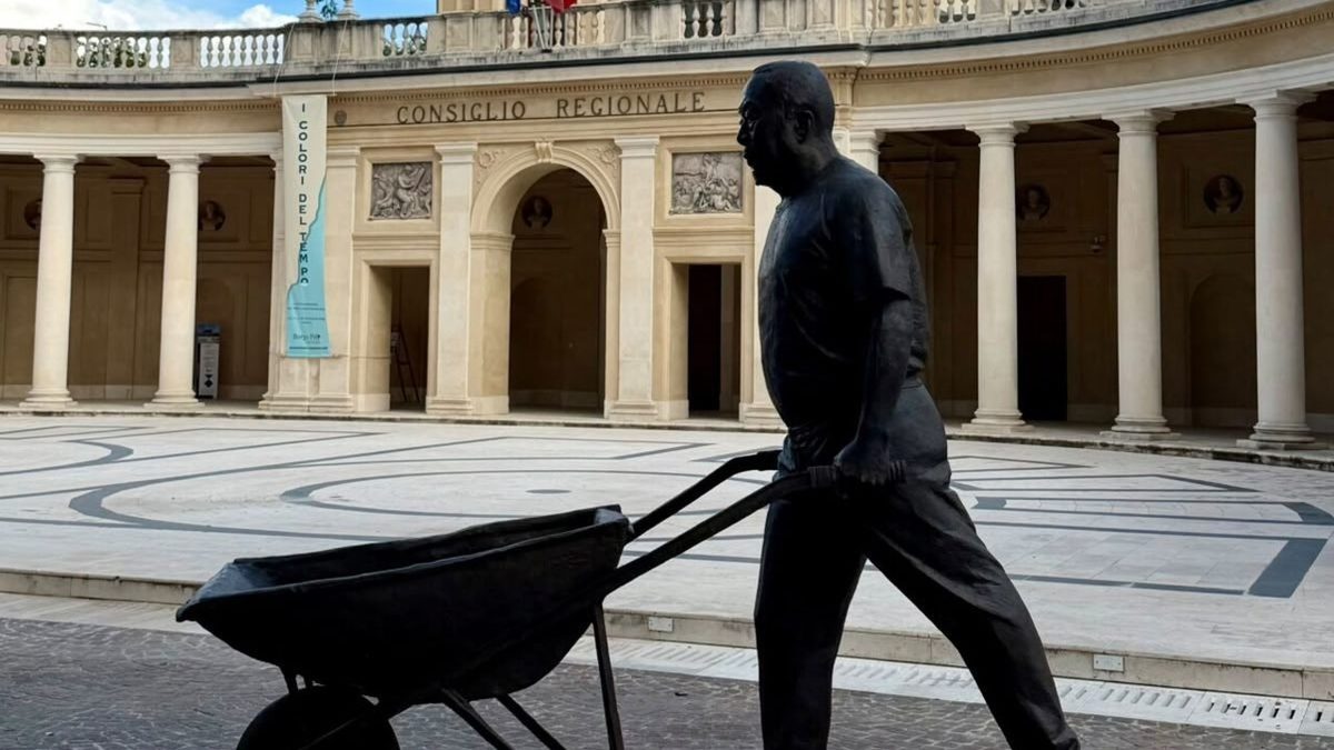 Ai Weiwei, una scultura con la carriola per L'Aquila