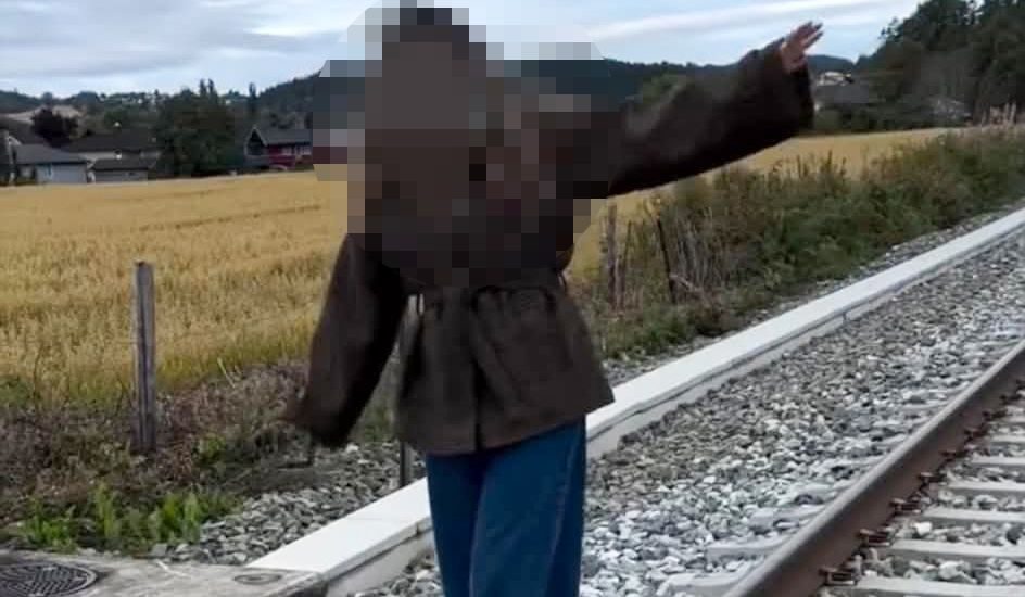 Lokfører reagerer på motebilder: – Hold dere unna sporet