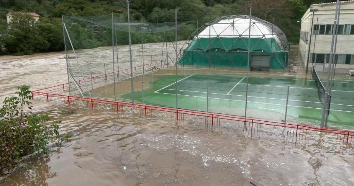 Il campo sportivo sommerso dall'acqua: maltempo in Liguria, esonda il Lavagna