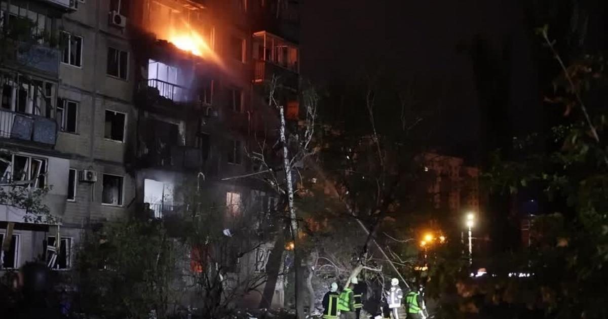 I soccorsi dopo gli attacchi aerei russi: otto feriti a Kiev, colpito un condominio