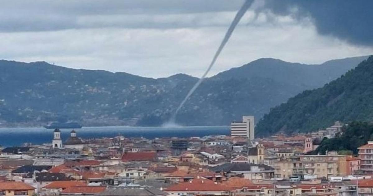 La tromba marina si abbatte a Rapallo e sfiora un battello