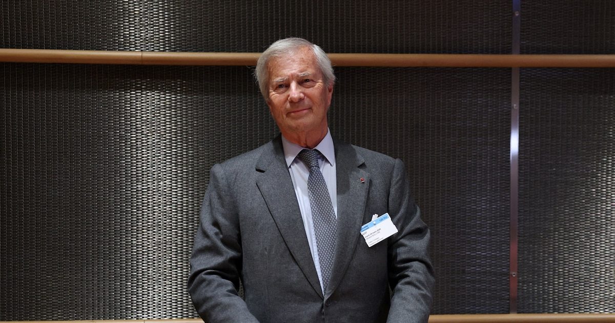 Entre les pro et les anti-Bolloré, la bataille des ventes de livres