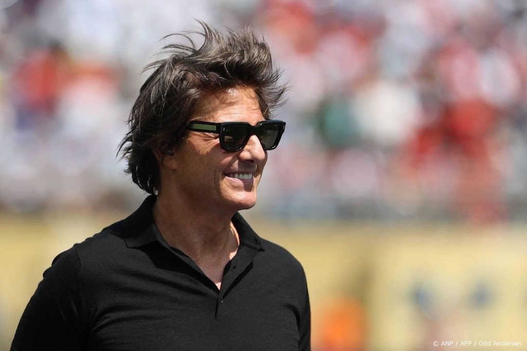 Tom Cruise krijgt les van Taylor Swift over American football