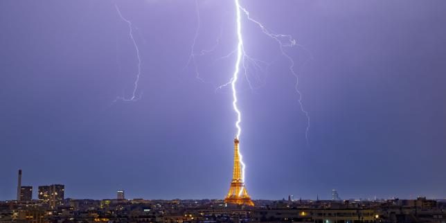 La tour Eiffel, monument de carte postale plombé par les scandales
