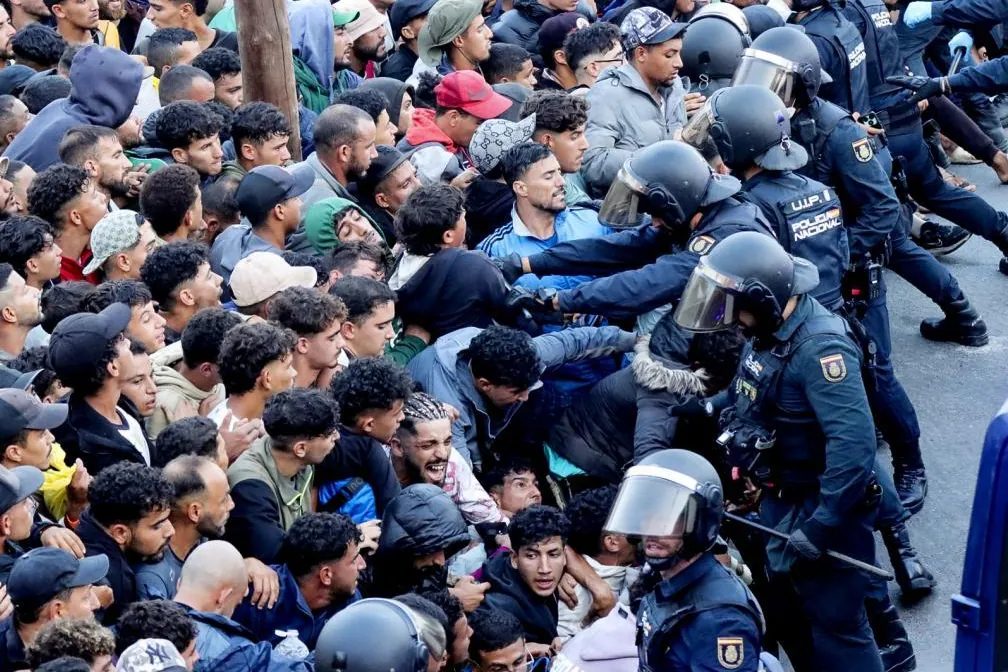 Aznar acusa a Sánchez de "traición" y pide "desplegar" el Ejército en Ceuta