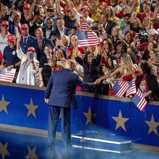 ‘Geloof niet wat de media schrijven. Alle stoelen zijn gevuld’, schreeuwt Trump. Maar op dag twee van de conventie in D…