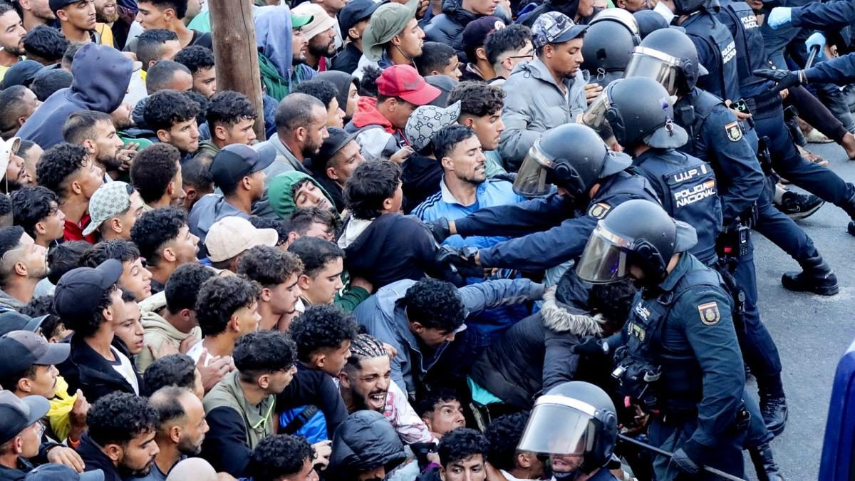 Más de 3.000 inmigrantes siguen en la calle en Ceuta tras un tenso realojo