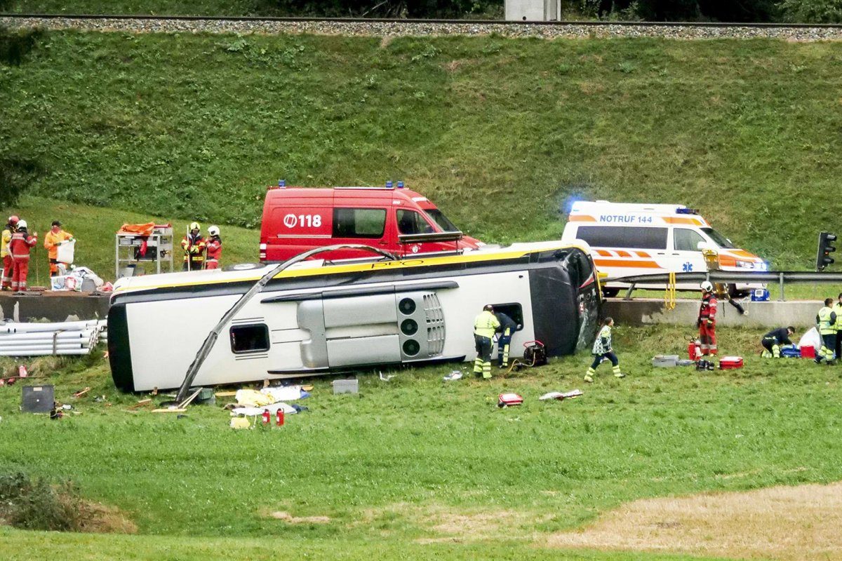 Vuelca un autobús con casi 50 pasajeros neerlandeses en el este de Suiza provocando la muerte de varios de ellos