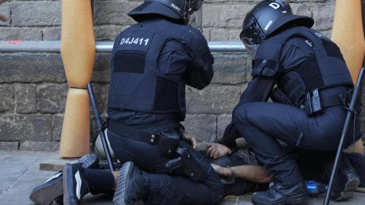 Tres detenidos en la concentración de la izquierda independentista contra Aliança Catalana