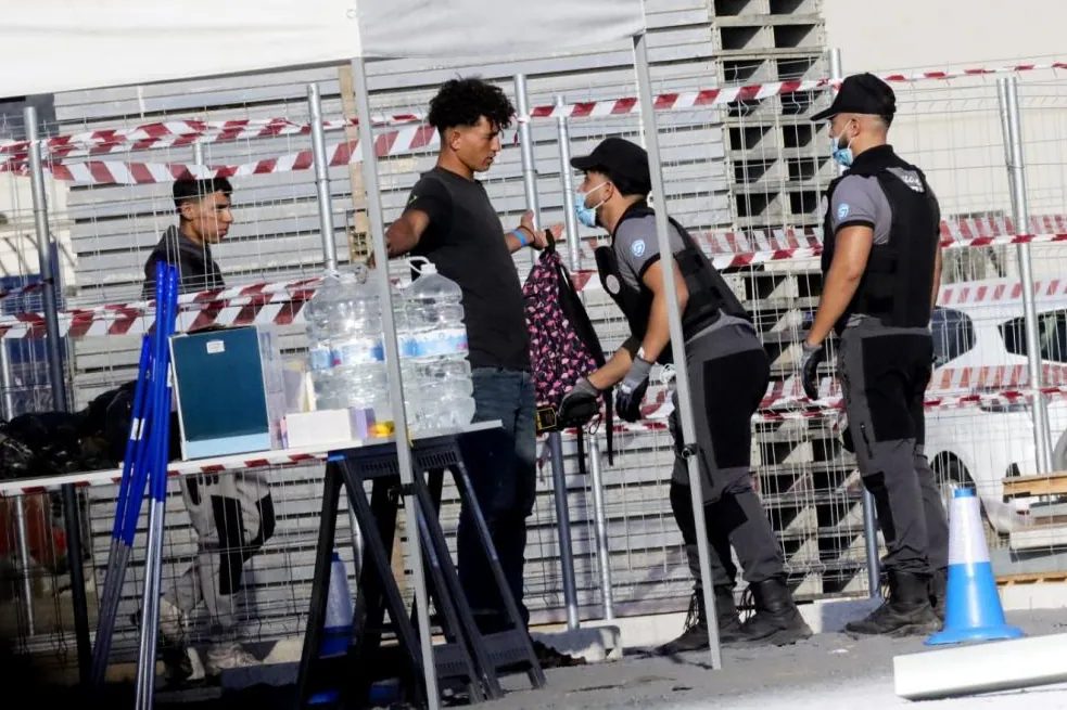 Operación Puerto de Ceuta: el Gobierno habla de un 'efecto llamada' y se quedan más de 3.000 inmigrantes en la calle
