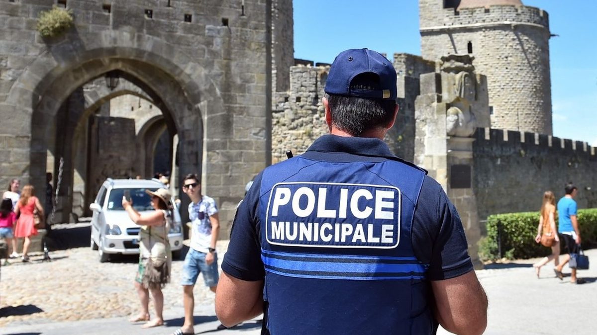 Ancien parachutiste de l'armée, engagé au RN, partisan d'une insurrection armée... Qui est César R., le policier mis en…