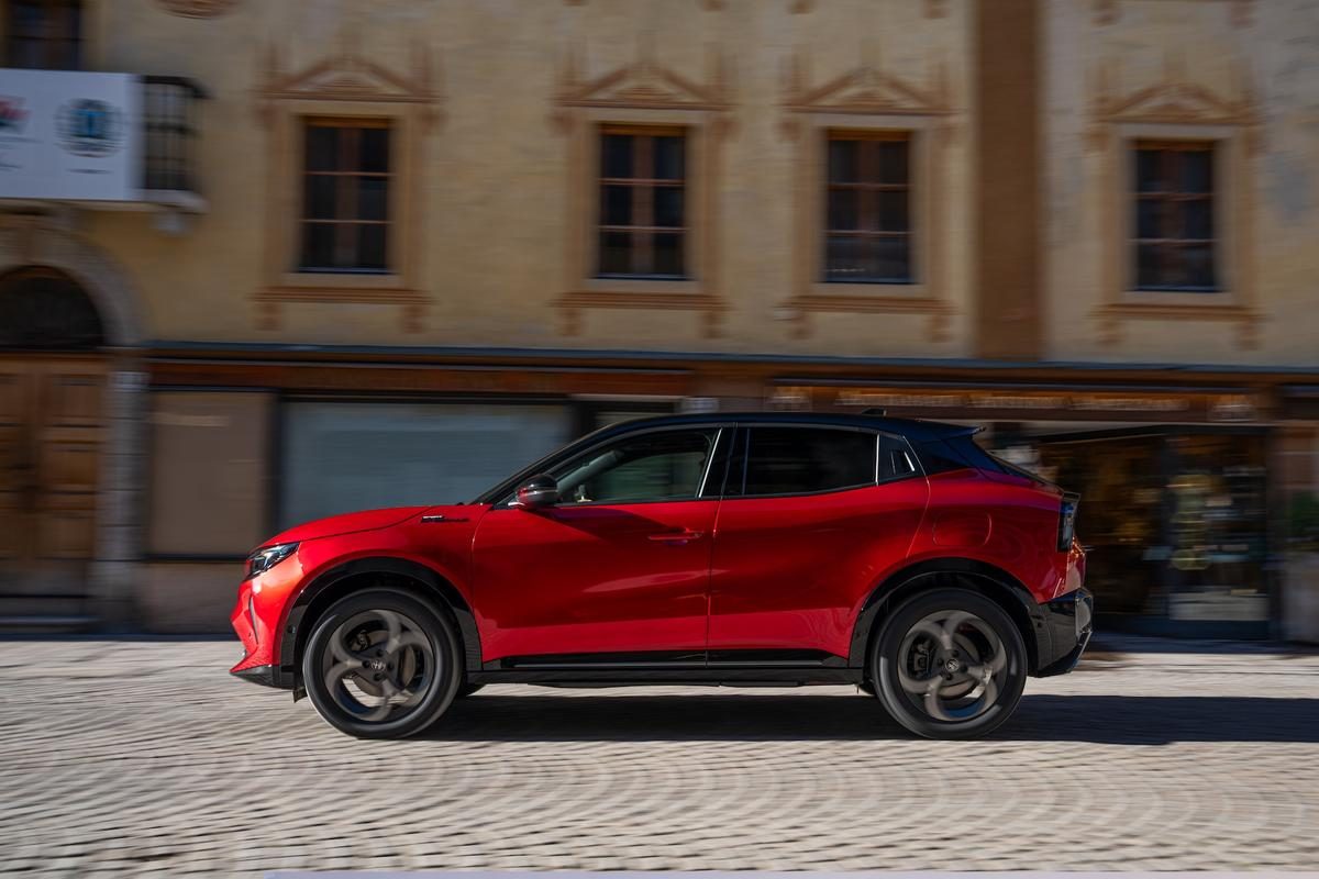 On a testé l’Alfa Romeo Junior Elettrica, le petit SUV italien bien troussé