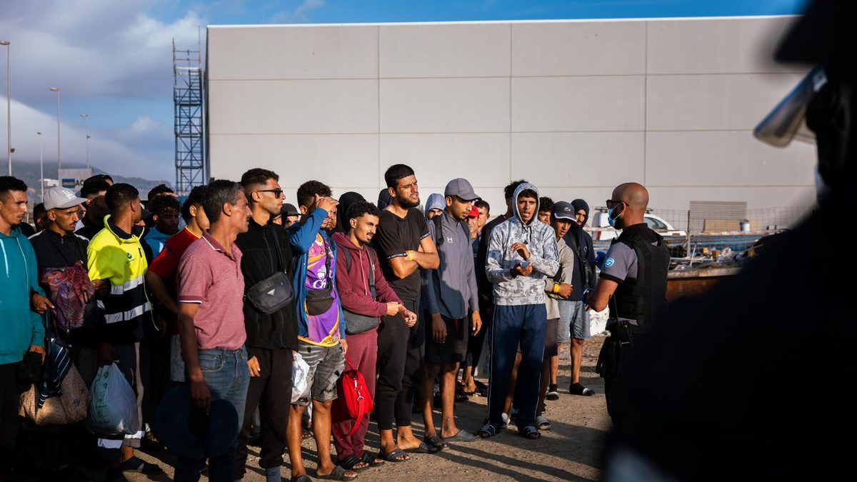 Los migrantes se extienden en los puntos críticos de Ceuta: 1.600 ocupan ya el puerto pero las playas vuelven a estar l…