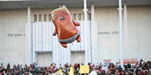 « Pas touche au Kennedy Center » : des milliers de personnes réunies autour de l’institution culturelle menacée de disp…
