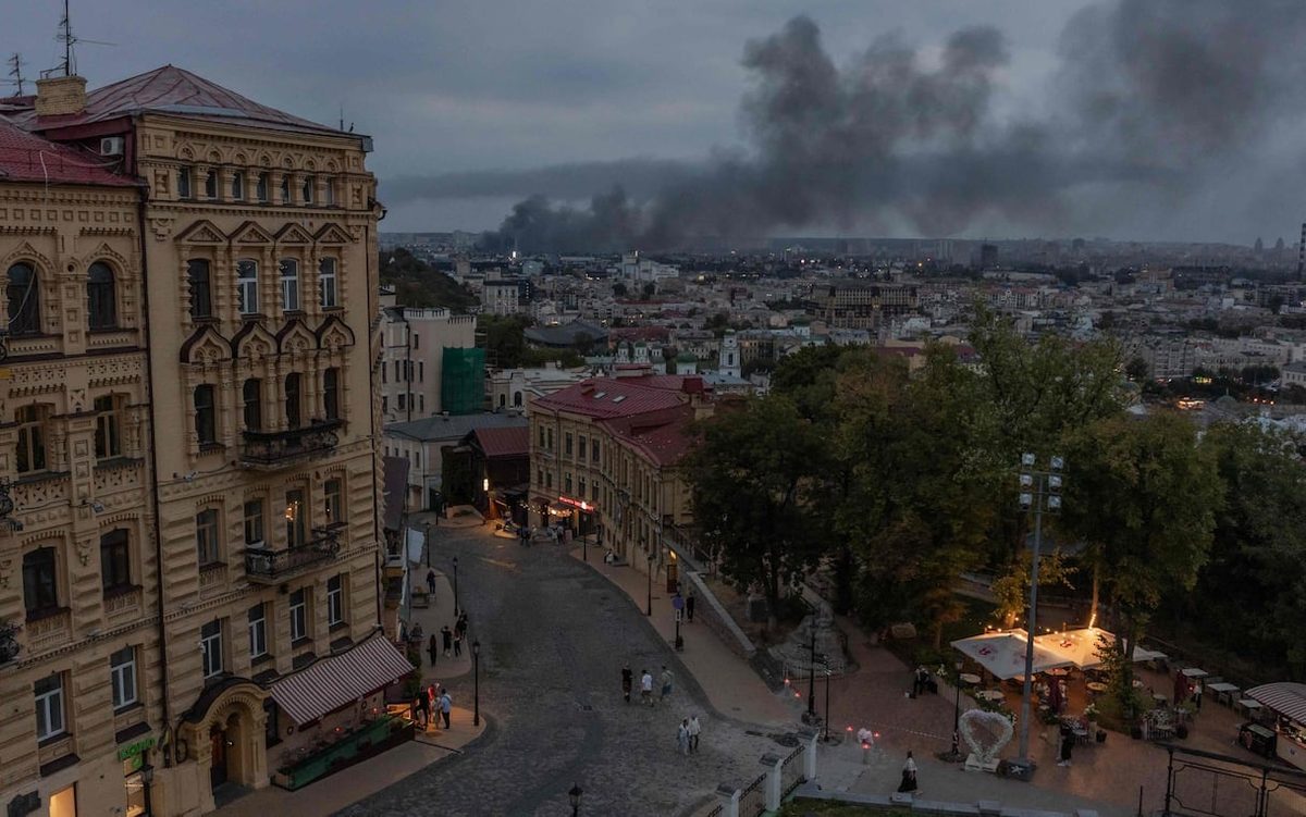 Guerra Ucraina Russia, a Kiev un palazzo colpito da droni russi: otto feriti. LIVE