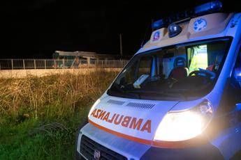 Investita da un'auto pirata mentre è in bici, donna di 46 anni muore a Viareggio