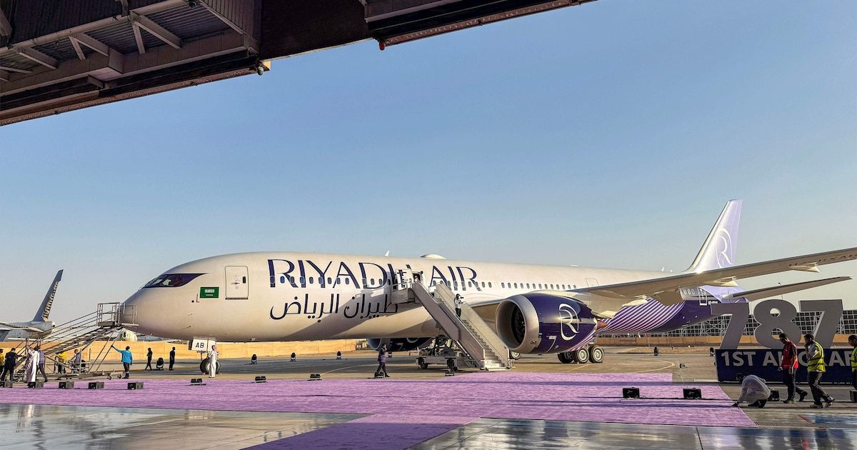 Perturbations majeures à l'aéroport de Riyad: des flammes et de la fumée noire sont visibles après des tirs yéménites (…