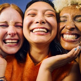 Wat is toch die oerkracht waardoor zelfs de stoerste volwassenen soms niet meer bijkomen van het lachen?