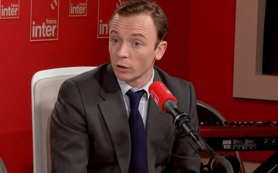 France Inter : la direction cède à la pression des syndicats et supprime l’édito de Charles Sapin