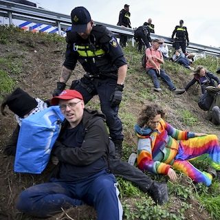 Politie houdt honderd klimaatactivisten aan bij klimaatprotest oprit A12 Zevenaar