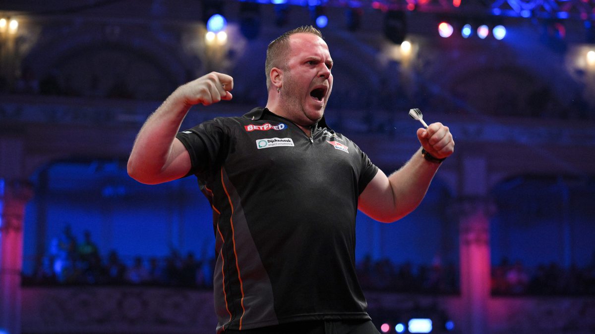 Dirk van Duijvenbode verslaat Luke Humphries na zinderend duel in World Series of Darts Finals en zet AFAS Live in vuur…