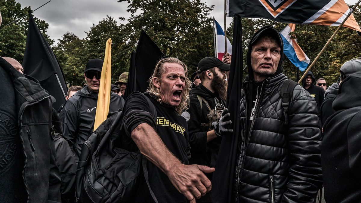 Demonstratie Den Haag loopt uit op beschamende vertoning door relschoppers en hooligans: Hitlergroeten, antisemitische…