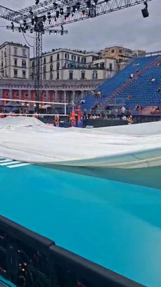 Volley, Italia-Svezia: campo coperto in Piazza Plebiscito